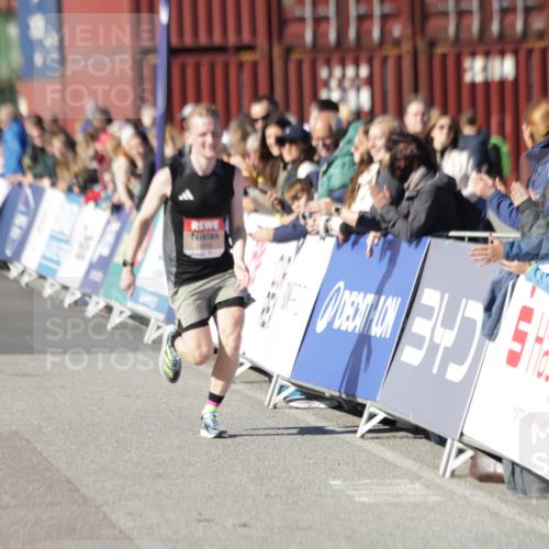 03.10.2025 - Köhlbrandbrückenlauf Jannik Wohlers http://msf.ph/oto/9074748 03.10.2025 12:46:04 Ziel 4004 meine-sportfotos.de