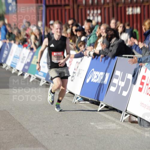 03.10.2025 - Köhlbrandbrückenlauf Jannik Wohlers http://msf.ph/oto/9074758 03.10.2025 12:46:04 Ziel 4004 meine-sportfotos.de