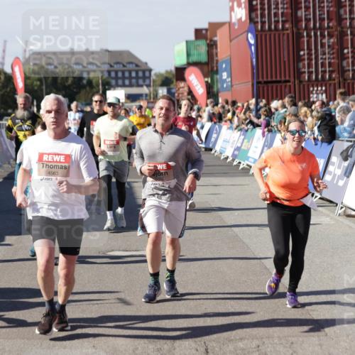 03.10.2025 - Köhlbrandbrückenlauf Jannik Wohlers http://msf.ph/oto/9074764 03.10.2025 13:16:20 Ziel 4144, 4317, 4347, 4414, 4563, 4696, 4928, 4952, 5032, 5068, 5498, 5684, 5806, 5836, 5983, 6761, 6771 meine-sportfotos.de