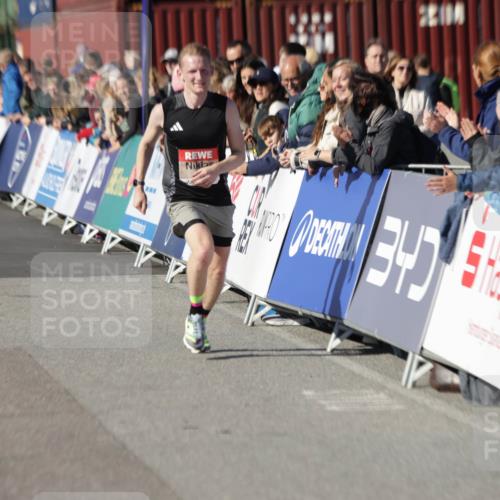 03.10.2025 - Köhlbrandbrückenlauf Jannik Wohlers http://msf.ph/oto/9074770 03.10.2025 12:46:04 Ziel 4004 meine-sportfotos.de