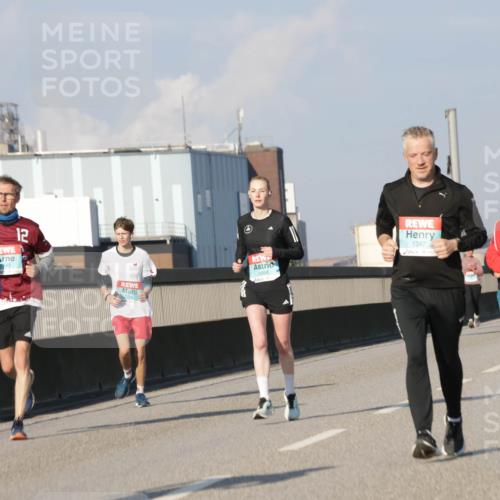 03.10.2025 - Köhlbrandbrückenlauf Jannik Wohlers http://msf.ph/oto/9074775 03.10.2025 09:51:15 Position 3 1340, 243, 12, 2698, 1397, 3484 meine-sportfotos.de