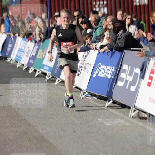 03.10.2025 - Köhlbrandbrückenlauf Jannik Wohlers http://msf.ph/oto/9074781 03.10.2025 12:46:04 Ziel 4004 meine-sportfotos.de