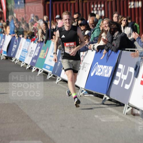 03.10.2025 - Köhlbrandbrückenlauf Jannik Wohlers http://msf.ph/oto/9074784 03.10.2025 12:46:04 Ziel 4004 meine-sportfotos.de