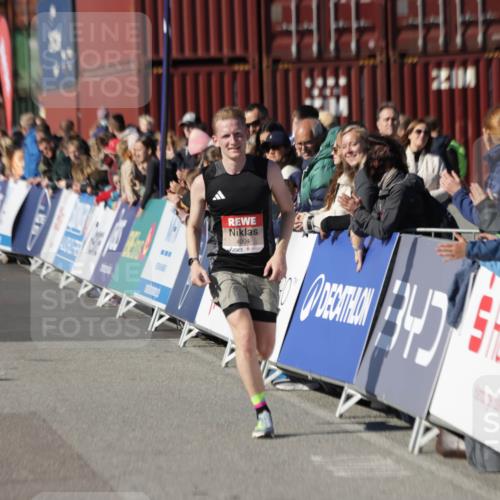 03.10.2025 - Köhlbrandbrückenlauf Jannik Wohlers http://msf.ph/oto/9074799 03.10.2025 12:46:04 Ziel 4004 meine-sportfotos.de