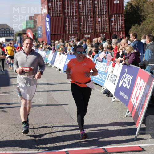 03.10.2025 - Köhlbrandbrückenlauf Jannik Wohlers http://msf.ph/oto/9074805 03.10.2025 13:16:21 Ziel 4144, 4317, 4347, 4414, 4563, 4586, 4696, 4928, 4952, 5032, 5068, 5498, 5684, 5806, 5836, 5983, 6761, 6771 meine-sportfotos.de