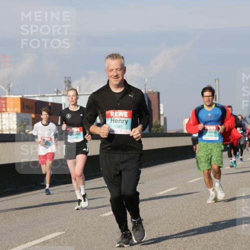 03.10.2025 - Köhlbrandbrückenlauf Jannik Wohlers http://msf.ph/oto/9074837 03.10.2025 09:51:18 Position 3 12, 2698, 1397, 3484 meine-sportfotos.de