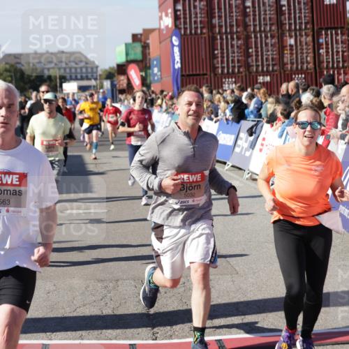 03.10.2025 - Köhlbrandbrückenlauf Jannik Wohlers http://msf.ph/oto/9074839 03.10.2025 13:16:21 Ziel 4144, 4317, 4347, 4414, 4563, 4586, 4696, 4928, 4952, 5032, 5068, 5498, 5684, 5806, 5836, 5983, 6761, 6771 meine-sportfotos.de