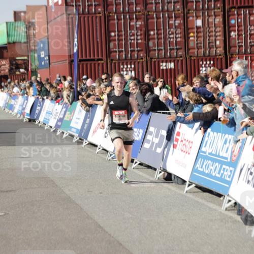 03.10.2025 - Köhlbrandbrückenlauf Jannik Wohlers http://msf.ph/oto/9074845 03.10.2025 12:46:04 Ziel 4004 meine-sportfotos.de