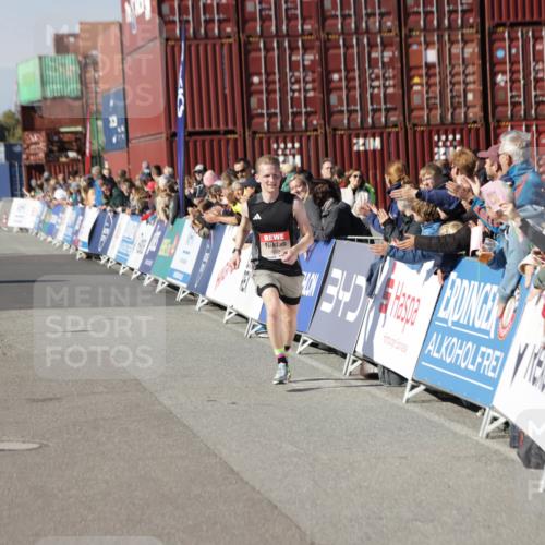 03.10.2025 - Köhlbrandbrückenlauf Jannik Wohlers http://msf.ph/oto/9074851 03.10.2025 12:46:04 Ziel 4004 meine-sportfotos.de