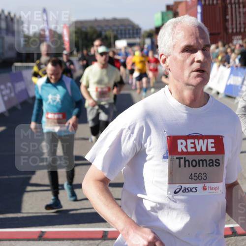 03.10.2025 - Köhlbrandbrückenlauf Jannik Wohlers http://msf.ph/oto/9074918 03.10.2025 13:16:22 Ziel 4144, 4146, 4317, 4347, 4414, 4563, 4586, 4696, 4928, 4952, 5032, 5498, 5684, 5806, 5836, 5983, 6761, 6771 meine-sportfotos.de