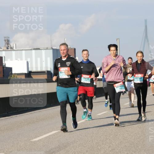03.10.2025 - Köhlbrandbrückenlauf Jannik Wohlers http://msf.ph/oto/9075023 03.10.2025 09:51:23 Position 3 276, 3188, 1424, 1626 meine-sportfotos.de