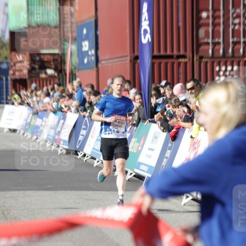 03.10.2025 - Köhlbrandbrückenlauf Jannik Wohlers http://msf.ph/oto/9075074 03.10.2025 12:46:34 Ziel 4033 meine-sportfotos.de