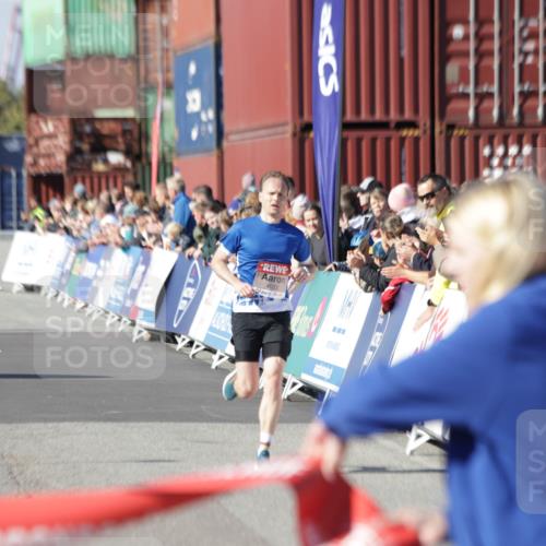 03.10.2025 - Köhlbrandbrückenlauf Jannik Wohlers http://msf.ph/oto/9075082 03.10.2025 12:46:34 Ziel 4033 meine-sportfotos.de
