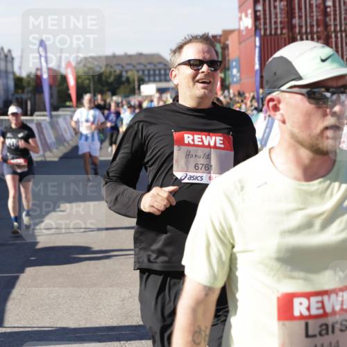 03.10.2025 - Köhlbrandbrückenlauf Jannik Wohlers http://msf.ph/oto/9075088 03.10.2025 13:16:25 Ziel 4144, 4146, 4314, 4317, 4347, 4408, 4414, 4563, 4586, 4928, 4952, 5032, 5498, 5570, 5806, 5815, 5836, 5983, 6353, 6761, 6771, 6812 meine-sportfotos.de