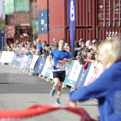 03.10.2025 - Köhlbrandbrückenlauf Jannik Wohlers http://msf.ph/oto/9075092 03.10.2025 12:46:34 Ziel 4033 meine-sportfotos.de