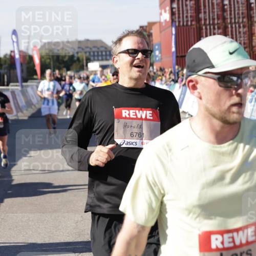 03.10.2025 - Köhlbrandbrückenlauf Jannik Wohlers http://msf.ph/oto/9075096 03.10.2025 13:16:25 Ziel 4144, 4146, 4314, 4317, 4347, 4408, 4414, 4563, 4586, 4928, 4952, 5032, 5498, 5570, 5806, 5815, 5836, 5983, 6353, 6761, 6771, 6812 meine-sportfotos.de