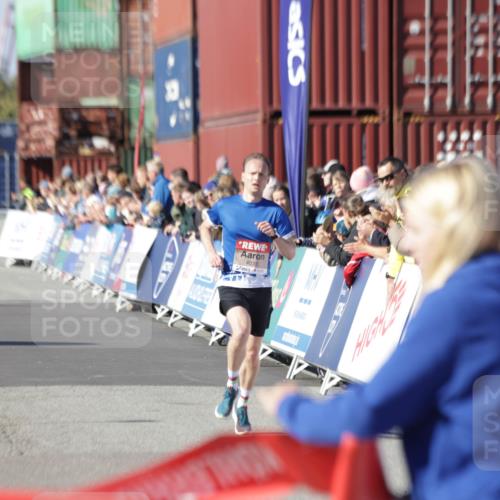 03.10.2025 - Köhlbrandbrückenlauf Jannik Wohlers http://msf.ph/oto/9075102 03.10.2025 12:46:34 Ziel 4033 meine-sportfotos.de