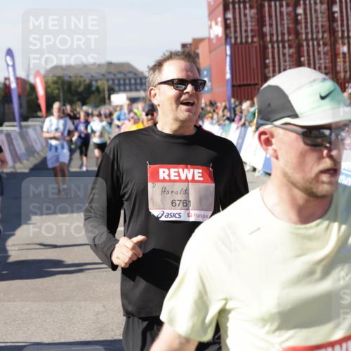 03.10.2025 - Köhlbrandbrückenlauf Jannik Wohlers http://msf.ph/oto/9075106 03.10.2025 13:16:25 Ziel 4144, 4146, 4314, 4317, 4347, 4408, 4414, 4563, 4586, 4928, 4952, 5032, 5498, 5570, 5806, 5815, 5836, 5983, 6353, 6761, 6771, 6812 meine-sportfotos.de