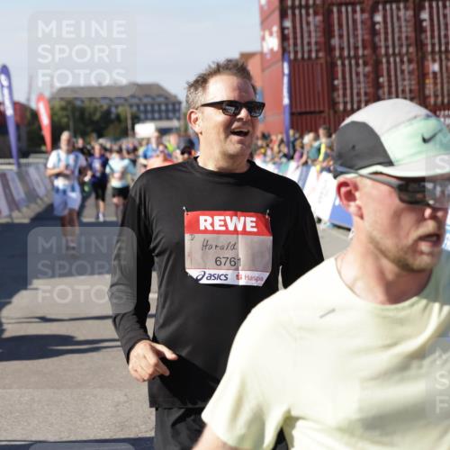03.10.2025 - Köhlbrandbrückenlauf Jannik Wohlers http://msf.ph/oto/9075112 03.10.2025 13:16:25 Ziel 4144, 4146, 4314, 4317, 4347, 4408, 4414, 4563, 4586, 4928, 4952, 5032, 5498, 5570, 5806, 5815, 5836, 5983, 6353, 6761, 6771, 6812 meine-sportfotos.de