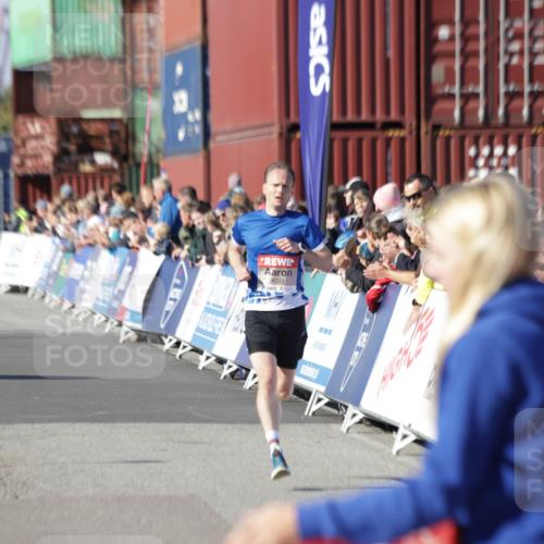03.10.2025 - Köhlbrandbrückenlauf Jannik Wohlers http://msf.ph/oto/9075120 03.10.2025 12:46:34 Ziel 4033 meine-sportfotos.de