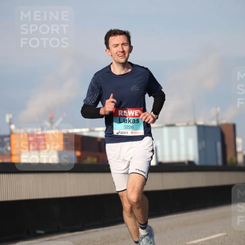 03.10.2025 - Köhlbrandbrückenlauf Jannik Wohlers http://msf.ph/oto/9075126 03.10.2025 09:41:28 Position 3 3226, 3078 meine-sportfotos.de