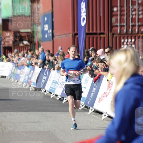 03.10.2025 - Köhlbrandbrückenlauf Jannik Wohlers http://msf.ph/oto/9075127 03.10.2025 12:46:34 Ziel 4033 meine-sportfotos.de
