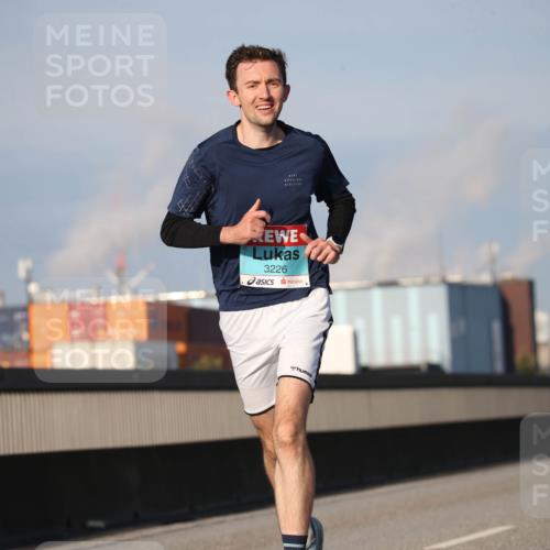 03.10.2025 - Köhlbrandbrückenlauf Jannik Wohlers http://msf.ph/oto/9075131 03.10.2025 09:41:28 Position 3 3226, 3078 meine-sportfotos.de