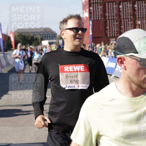 03.10.2025 - Köhlbrandbrückenlauf Jannik Wohlers http://msf.ph/oto/9075133 03.10.2025 13:16:26 Ziel 4144, 4146, 4314, 4317, 4347, 4408, 4414, 4563, 4586, 4928, 4952, 5032, 5498, 5570, 5694, 5815, 5836, 5983, 6353, 6377, 6761, 6771, 6812 meine-sportfotos.de