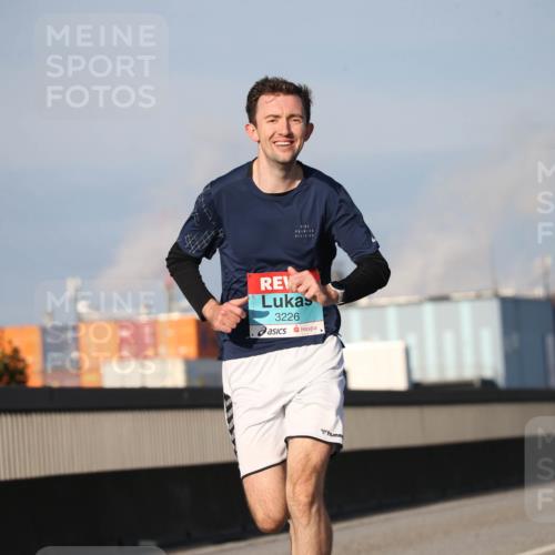 03.10.2025 - Köhlbrandbrückenlauf Jannik Wohlers http://msf.ph/oto/9075141 03.10.2025 09:41:29 Position 3 3226, 3078 meine-sportfotos.de