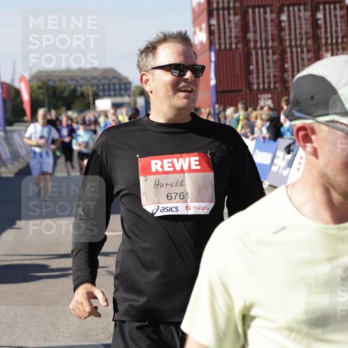 03.10.2025 - Köhlbrandbrückenlauf Jannik Wohlers http://msf.ph/oto/9075143 03.10.2025 13:16:26 Ziel 4144, 4146, 4314, 4317, 4347, 4408, 4414, 4563, 4586, 4928, 4952, 5032, 5498, 5570, 5694, 5815, 5836, 5983, 6353, 6377, 6761, 6771, 6812 meine-sportfotos.de