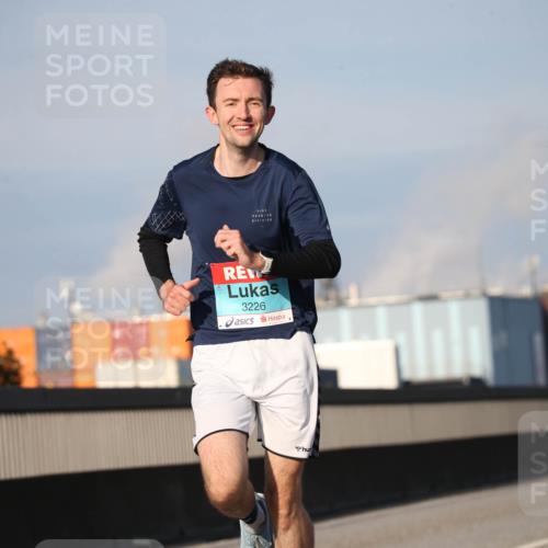 03.10.2025 - Köhlbrandbrückenlauf Jannik Wohlers http://msf.ph/oto/9075147 03.10.2025 09:41:29 Position 3 3226, 3078 meine-sportfotos.de