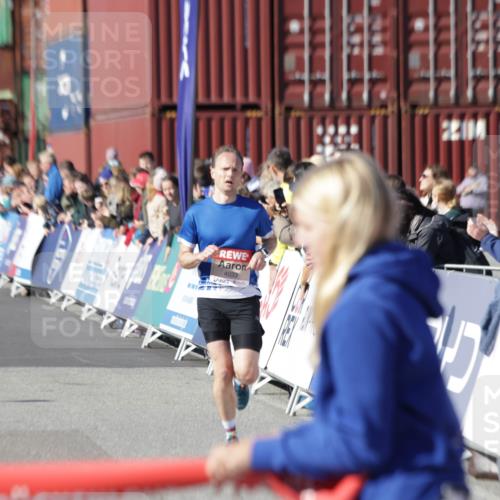 03.10.2025 - Köhlbrandbrückenlauf Jannik Wohlers http://msf.ph/oto/9075159 03.10.2025 12:46:35 Ziel 4033 meine-sportfotos.de