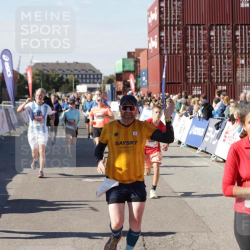 03.10.2025 - Köhlbrandbrückenlauf Jannik Wohlers http://msf.ph/oto/9075164 03.10.2025 13:16:27 Ziel 4144, 4146, 4314, 4317, 4347, 4408, 4414, 4563, 4586, 4928, 4952, 5032, 5498, 5570, 5694, 5815, 5836, 5983, 6208, 6353, 6377, 6761, 6771, 6812 meine-sportfotos.de