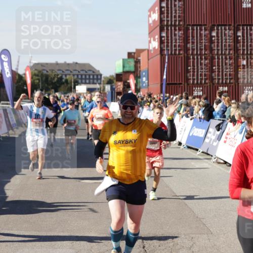 03.10.2025 - Köhlbrandbrückenlauf Jannik Wohlers http://msf.ph/oto/9075176 03.10.2025 13:16:27 Ziel 4144, 4146, 4314, 4317, 4347, 4408, 4414, 4563, 4586, 4928, 4952, 5032, 5498, 5570, 5694, 5815, 5836, 5983, 6208, 6353, 6377, 6761, 6771, 6812 meine-sportfotos.de