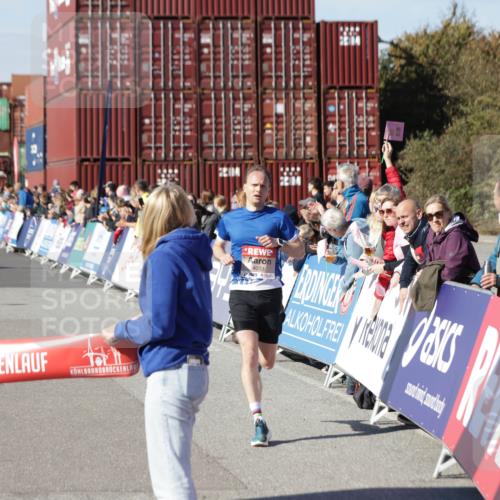 03.10.2025 - Köhlbrandbrückenlauf Jannik Wohlers http://msf.ph/oto/9075191 03.10.2025 12:46:37 Ziel 4027, 4033 meine-sportfotos.de