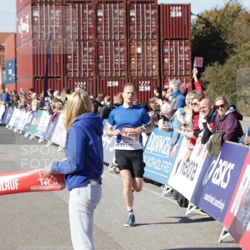 03.10.2025 - Köhlbrandbrückenlauf Jannik Wohlers http://msf.ph/oto/9075202 03.10.2025 12:46:37 Ziel 4027, 4033 meine-sportfotos.de