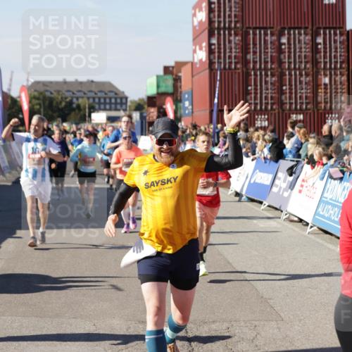 03.10.2025 - Köhlbrandbrückenlauf Jannik Wohlers http://msf.ph/oto/9075205 03.10.2025 13:16:27 Ziel 4144, 4146, 4314, 4317, 4347, 4408, 4414, 4563, 4586, 4928, 4952, 5032, 5498, 5570, 5694, 5815, 5836, 5983, 6208, 6353, 6377, 6761, 6771, 6812 meine-sportfotos.de