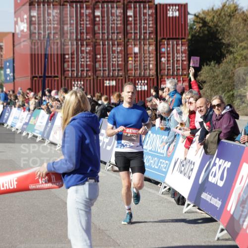 03.10.2025 - Köhlbrandbrückenlauf Jannik Wohlers http://msf.ph/oto/9075211 03.10.2025 12:46:37 Ziel 4027, 4033 meine-sportfotos.de