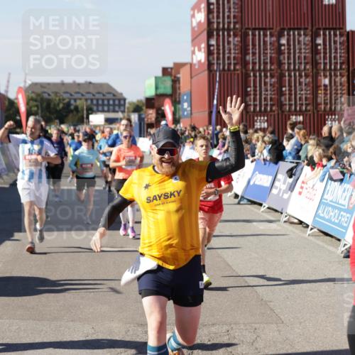 03.10.2025 - Köhlbrandbrückenlauf Jannik Wohlers http://msf.ph/oto/9075213 03.10.2025 13:16:27 Ziel 4144, 4146, 4314, 4317, 4347, 4408, 4414, 4563, 4586, 4928, 4952, 5032, 5498, 5570, 5694, 5815, 5836, 5983, 6208, 6353, 6377, 6761, 6771, 6812 meine-sportfotos.de