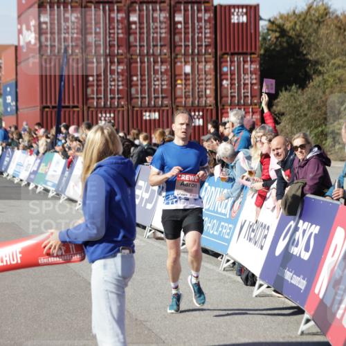 03.10.2025 - Köhlbrandbrückenlauf Jannik Wohlers http://msf.ph/oto/9075217 03.10.2025 12:46:37 Ziel 4027, 4033 meine-sportfotos.de