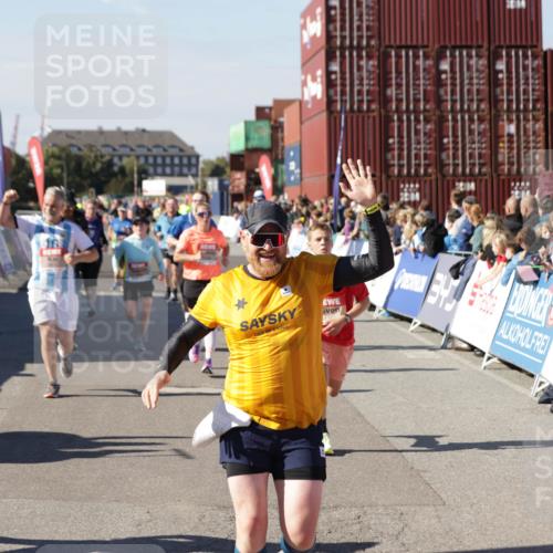 03.10.2025 - Köhlbrandbrückenlauf Jannik Wohlers http://msf.ph/oto/9075221 03.10.2025 13:16:27 Ziel 4144, 4146, 4314, 4317, 4347, 4408, 4414, 4563, 4586, 4928, 4952, 5032, 5498, 5570, 5694, 5815, 5836, 5983, 6208, 6353, 6377, 6761, 6771, 6812 meine-sportfotos.de