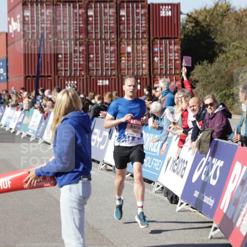 03.10.2025 - Köhlbrandbrückenlauf Jannik Wohlers http://msf.ph/oto/9075226 03.10.2025 12:46:37 Ziel 4027, 4033 meine-sportfotos.de