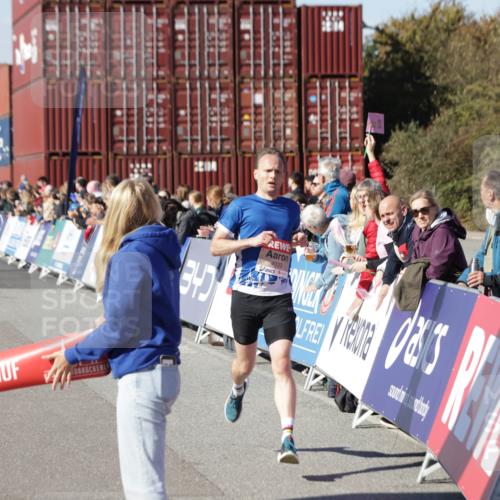 03.10.2025 - Köhlbrandbrückenlauf Jannik Wohlers http://msf.ph/oto/9075240 03.10.2025 12:46:37 Ziel 4027, 4033 meine-sportfotos.de