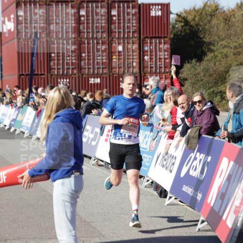 03.10.2025 - Köhlbrandbrückenlauf Jannik Wohlers http://msf.ph/oto/9075257 03.10.2025 12:46:37 Ziel 4027, 4033 meine-sportfotos.de