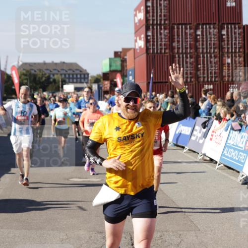 03.10.2025 - Köhlbrandbrückenlauf Jannik Wohlers http://msf.ph/oto/9075263 03.10.2025 13:16:27 Ziel 4144, 4146, 4314, 4317, 4347, 4408, 4414, 4563, 4586, 4928, 4952, 5032, 5498, 5570, 5694, 5815, 5836, 5983, 6208, 6353, 6377, 6761, 6771, 6812 meine-sportfotos.de