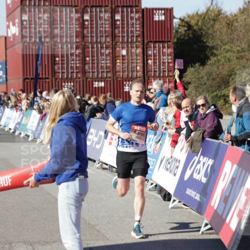 03.10.2025 - Köhlbrandbrückenlauf Jannik Wohlers http://msf.ph/oto/9075268 03.10.2025 12:46:37 Ziel 4027, 4033 meine-sportfotos.de