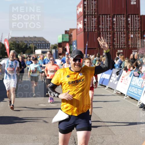 03.10.2025 - Köhlbrandbrückenlauf Jannik Wohlers http://msf.ph/oto/9075272 03.10.2025 13:16:28 Ziel 4144, 4146, 4314, 4317, 4347, 4408, 4414, 4563, 4586, 4928, 4952, 5032, 5498, 5570, 5694, 5815, 5836, 5983, 6208, 6353, 6377, 6761, 6771, 6812 meine-sportfotos.de