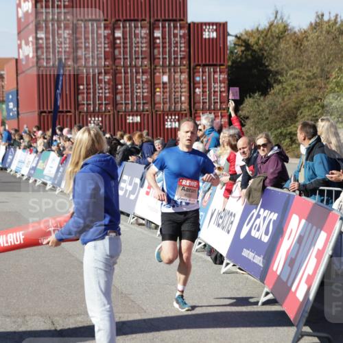 03.10.2025 - Köhlbrandbrückenlauf Jannik Wohlers http://msf.ph/oto/9075278 03.10.2025 12:46:37 Ziel 4027, 4033 meine-sportfotos.de