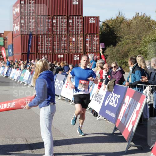 03.10.2025 - Köhlbrandbrückenlauf Jannik Wohlers http://msf.ph/oto/9075288 03.10.2025 12:46:37 Ziel 4027, 4033 meine-sportfotos.de
