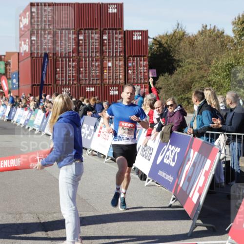 03.10.2025 - Köhlbrandbrückenlauf Jannik Wohlers http://msf.ph/oto/9075297 03.10.2025 12:46:37 Ziel 4027, 4033 meine-sportfotos.de